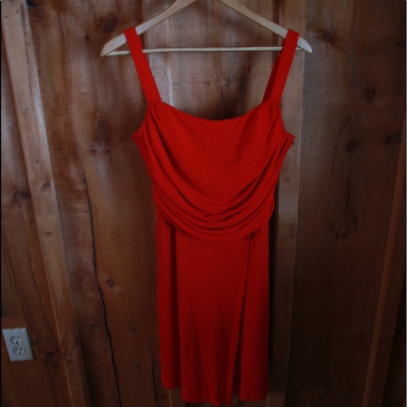 Beautiful red dress - Picture 4 of 7